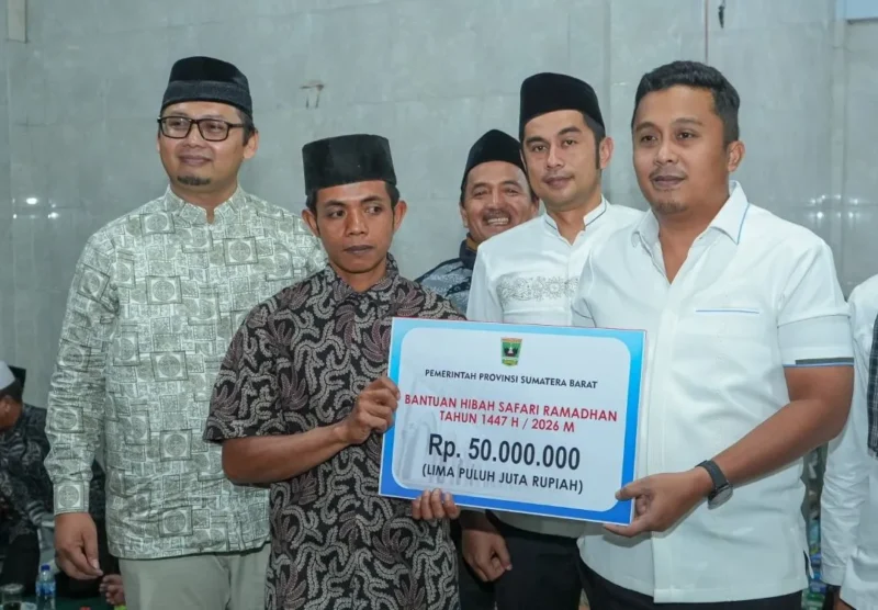 Wakil Gubernur Sumbar, Vasko Ruseimy menyerahkan  bantuan keagamaan kepada dua masjid di Kecamatan Sangir, Solsel, Jumat (27/2/2026). (Foto: ADPSB)