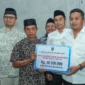 Wakil Gubernur Sumbar, Vasko Ruseimy menyerahkan  bantuan keagamaan kepada dua masjid di Kecamatan Sangir, Solsel, Jumat (27/2/2026). (Foto: ADPSB)