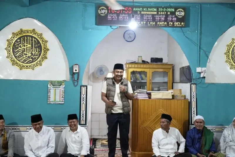 Wagub Sumbar, Vasko Ruseimy saat Safari Ramadan 1447 H di Masjid An Nur, Kampung Batu Karut, Kabupaten Pasaman, Minggu (22/2/2026). (Foto: ADPSB)