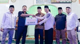 Penyerahan bantuan hibah dari Tim Safari Ramadhan Sumbar di Masjid Nurul Jannah Payakumbuh, Jumat (21/2/2026). (Foto: ADPSB)