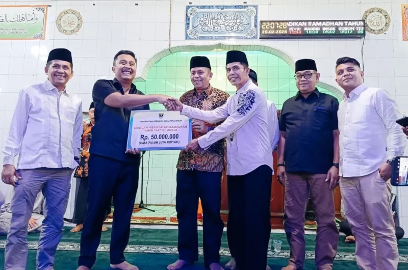 Penyerahan bantuan hibah dari Tim Safari Ramadhan Sumbar di Masjid Nurul Jannah Payakumbuh, Jumat (21/2/2026). (Foto: ADPSB)
