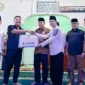 Penyerahan bantuan hibah dari Tim Safari Ramadhan Sumbar di Masjid Nurul Jannah Payakumbuh, Jumat (21/2/2026). (Foto: ADPSB)