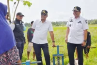 Wali Kota Pariaman Yota Balad bersama Wakil Gubernur Sumbar Vasco Ruseimy meninjau kondisi Irigasi Batang Anai II di Desa Marabau, Kecamatan Pariaman Selatan, Rabu siang (11/2/2026). (Foto: Kominfo Kota Pariaman)