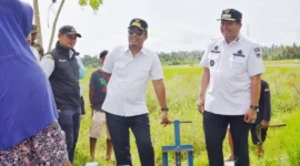 Wali Kota Pariaman Yota Balad bersama Wakil Gubernur Sumbar Vasco Ruseimy meninjau kondisi Irigasi Batang Anai II di Desa Marabau, Kecamatan Pariaman Selatan, Rabu siang (11/2/2026). (Foto: Kominfo Kota Pariaman)