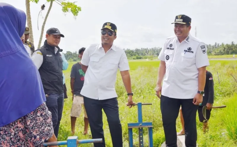 Wali Kota Pariaman Yota Balad bersama Wakil Gubernur Sumbar Vasco Ruseimy meninjau kondisi Irigasi Batang Anai II di Desa Marabau, Kecamatan Pariaman Selatan, Rabu siang (11/2/2026). (Foto: Kominfo Kota Pariaman)