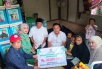 Wakil Sumbar Vasko Ruseimy menyerahkan bantuan bedah rumah Rp25 juta kepada warga kurang mampu di Ulakan Tapakih, Padang Pariaman, Sabtu (21/2/2026). 
