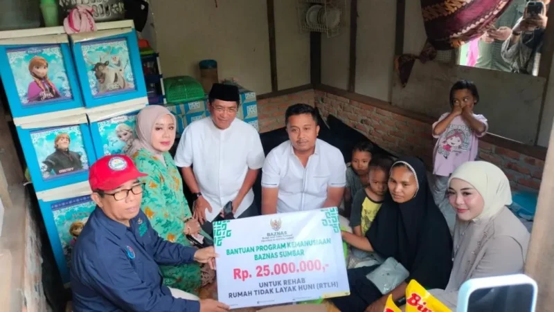Wakil Sumbar Vasko Ruseimy menyerahkan bantuan bedah rumah Rp25 juta kepada warga kurang mampu di Ulakan Tapakih, Padang Pariaman, Sabtu (21/2/2026). 