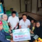 Wakil Sumbar Vasko Ruseimy menyerahkan bantuan bedah rumah Rp25 juta kepada warga kurang mampu di Ulakan Tapakih, Padang Pariaman, Sabtu (21/2/2026). 