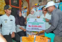 Wakil Gubernur Sumbar, Vasko Ruseimy menyerahkan bantuan RTLH senilai Rp25 juta kepada keluarga Hendri, warga Jorong Timbulun Bawah, Nagari Lubuak Gadang, Kecamatan Sangir, Kabupaten Solsel, Jumat (27/2/2026). (Foto: ADPSB)