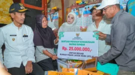 Wakil Gubernur Sumbar, Vasko Ruseimy menyerahkan bantuan RTLH senilai Rp25 juta kepada keluarga Hendri, warga Jorong Timbulun Bawah, Nagari Lubuak Gadang, Kecamatan Sangir, Kabupaten Solsel, Jumat (27/2/2026). (Foto: ADPSB)
