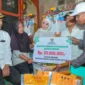 Wakil Gubernur Sumbar, Vasko Ruseimy menyerahkan bantuan RTLH senilai Rp25 juta kepada keluarga Hendri, warga Jorong Timbulun Bawah, Nagari Lubuak Gadang, Kecamatan Sangir, Kabupaten Solsel, Jumat (27/2/2026). (Foto: ADPSB)