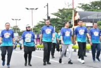 Wali Kota Padang, Fadly Amran turut ambil bagian dalam ajang AMR Warrior Fun Run 5K 2026 di kawasan Pantai Purus, Minggu (8/2/2026). (Foto: Prokopim Padang)