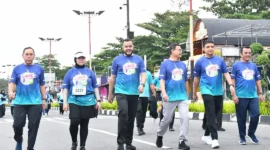Wali Kota Padang, Fadly Amran turut ambil bagian dalam ajang AMR Warrior Fun Run 5K 2026 di kawasan Pantai Purus, Minggu (8/2/2026). (Foto: Prokopim Padang)