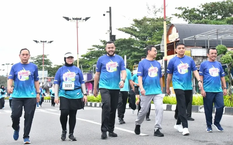Wali Kota Padang, Fadly Amran turut ambil bagian dalam ajang AMR Warrior Fun Run 5K 2026 di kawasan Pantai Purus, Minggu (8/2/2026). (Foto: Prokopim Padang)