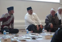 Wali Kota Padang Panjang, Hendri Arnis, Wakil Wali Kota Allex Saputra, Kapolres AKBP Wisnu Hadi dan lainnya buka bersama anak yatim, garin masjid dan sejumlah tokoh masyarakat di rumah dinas wali kota, Sabtu (21/2/2026). (Foto: Kominfo Padang Panjang)