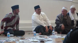 Wali Kota Padang Panjang, Hendri Arnis, Wakil Wali Kota Allex Saputra, Kapolres AKBP Wisnu Hadi dan lainnya buka bersama anak yatim, garin masjid dan sejumlah tokoh masyarakat di rumah dinas wali kota, Sabtu (21/2/2026). (Foto: Kominfo Padang Panjang)