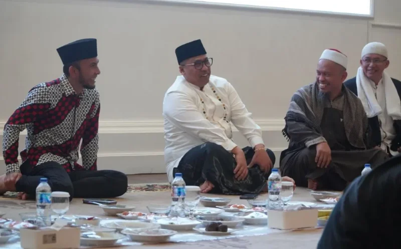 Wali Kota Padang Panjang, Hendri Arnis, Wakil Wali Kota Allex Saputra, Kapolres AKBP Wisnu Hadi dan lainnya buka bersama anak yatim, garin masjid dan sejumlah tokoh masyarakat di rumah dinas wali kota, Sabtu (21/2/2026). (Foto: Kominfo Padang Panjang)