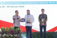 Menteri Lingkungan Hidup RI Hanif Faisol Nurofiq menyerahkan Sertifikat Adipura kepada Wali Kota Padang Fadly Amran di Balai Sarbini, Rabu (25/2/2026). (Foto: Diskominfo Padang)