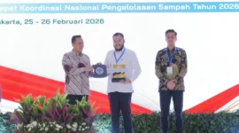 Menteri Lingkungan Hidup RI Hanif Faisol Nurofiq menyerahkan Sertifikat Adipura kepada Wali Kota Padang Fadly Amran di Balai Sarbini, Rabu (25/2/2026). (Foto: Diskominfo Padang)