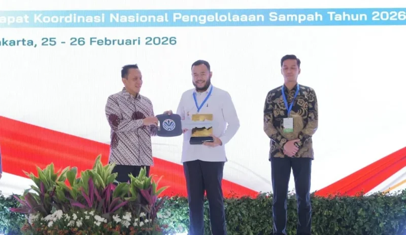 Menteri Lingkungan Hidup RI Hanif Faisol Nurofiq menyerahkan Sertifikat Adipura kepada Wali Kota Padang Fadly Amran di Balai Sarbini, Rabu (25/2/2026). (Foto: Diskominfo Padang)