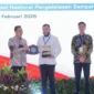 Menteri Lingkungan Hidup RI Hanif Faisol Nurofiq menyerahkan Sertifikat Adipura kepada Wali Kota Padang Fadly Amran di Balai Sarbini, Rabu (25/2/2026). (Foto: Diskominfo Padang)