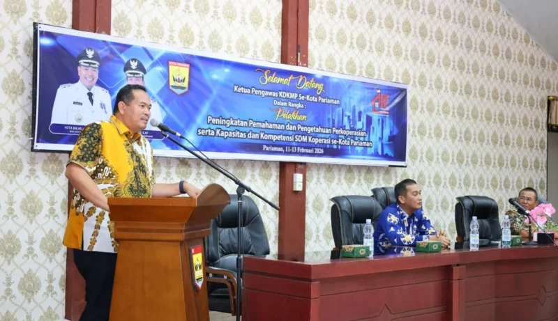 Wali Kota Pariaman Yota Balad membuka pelatihan peningkatan pemahaman dan pengetahuan perkoperasian serta kompetensi SDM koperasi se-Kota Pariaman di Aula Kantor Bersama, Kelurahan Karan Aur, Kota Pariaman, Kamis (12/2).