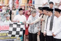 Wali Kota Solok, Dr. Ramadhani Kirana Putra melepas Pawai Khatam Al-Qur’an ke-8 di Masjid Al Aqsa Gawan, Kelurahan Tanah Garam, Minggu (1/2/2025). (Foto: Prokopim Solok)