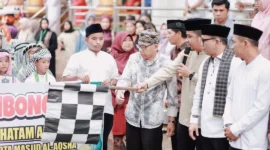 Wali Kota Solok, Dr. Ramadhani Kirana Putra melepas Pawai Khatam Al-Qur’an ke-8 di Masjid Al Aqsa Gawan, Kelurahan Tanah Garam, Minggu (1/2/2025). (Foto: Prokopim Solok)