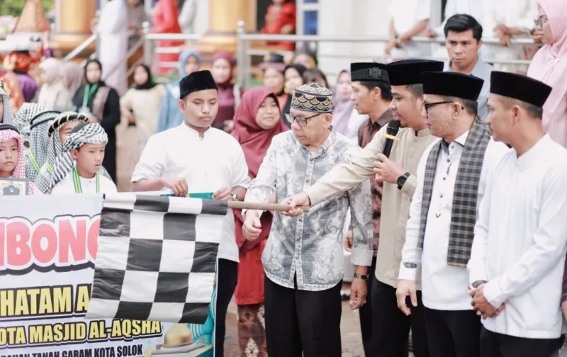 Wali Kota Solok, Dr. Ramadhani Kirana Putra melepas Pawai Khatam Al-Qur’an ke-8 di Masjid Al Aqsa Gawan, Kelurahan Tanah Garam, Minggu (1/2/2025). (Foto: Prokopim Solok)