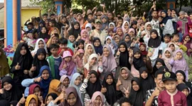 Wamenhaj Dahnil Anzar Simanjuntak bersama Matahari Pagi Indonesia kembali menyalurkan bantuan untuk warga terdampak banjir di Aceh Tamiang. (Foto: Kemenhaj)