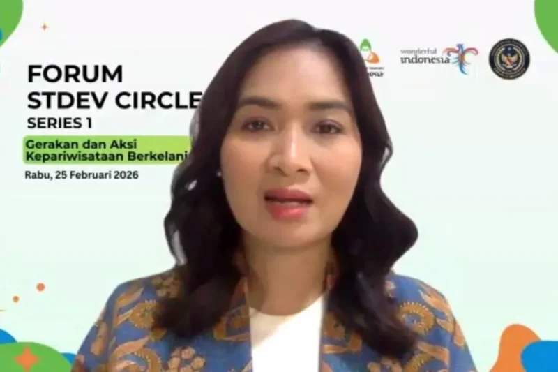 Wamenpar Ni Luh saat membuka Forum STDev Circle bertema Gerakan dan Aksi Kepariwisataan Berkelanjutan secara daring, Jakarta, Rabu (25/2/2026). (Foto: Kemenpar)