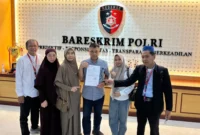 Para pelapor didampingi Advokat Jonaidi, SH, MH (kanan) dan Advokat Agam Iskaren Sandan, SH di Bareskrim Polri. (Foto: Dok. Jonaidi)