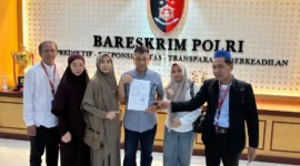 Para pelapor didampingi Advokat Jonaidi, SH, MH (kanan) dan Advokat Agam Iskaren Sandan, SH di Bareskrim Polri. (Foto: Dok. Jonaidi)