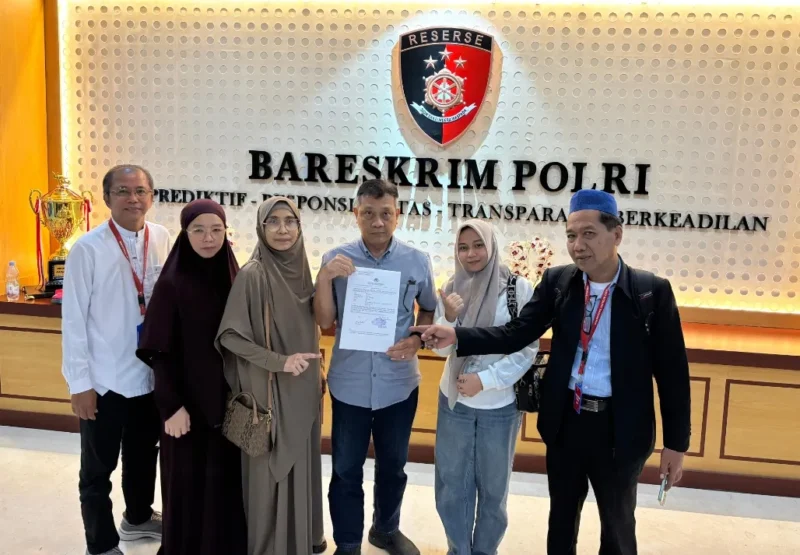 Para pelapor didampingi Advokat Jonaidi, SH, MH (kanan) dan Advokat Agam Iskaren Sandan, SH di Bareskrim Polri. (Foto: Dok. Jonaidi)