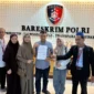 Para pelapor didampingi Advokat Jonaidi, SH, MH (kanan) dan Advokat Agam Iskaren Sandan, SH di Bareskrim Polri. (Foto: Dok. Jonaidi)
