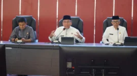 Wakil Wali Kota Padang dalam rapat evaluasi pelaksanaan MBG di Ruang Bagindo Aziz Chan, Balai Kota Padang, Aia Pacah, Jumat (27/2/2026). (Foto: Prokopim Padang)