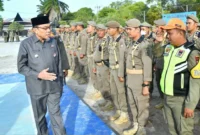 Wakil Wali Kota Padang, Maigus Nasir memeriksa pasukan saat Apel Gelar Pasukan dalam rangka persiapan menyambut Ramadan 1447 H di Lapangan Mako Satpol PP Kota Padang, Jumat (13/2/2026) pagi. (Foto: Prokopim Padang)