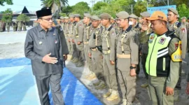 Wakil Wali Kota Padang, Maigus Nasir memeriksa pasukan saat Apel Gelar Pasukan dalam rangka persiapan menyambut Ramadan 1447 H di Lapangan Mako Satpol PP Kota Padang, Jumat (13/2/2026) pagi. (Foto: Prokopim Padang)