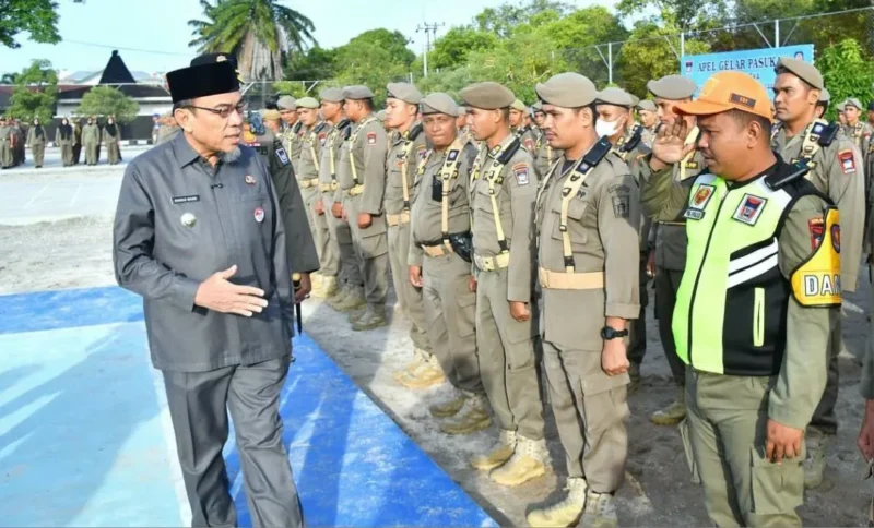 Wakil Wali Kota Padang, Maigus Nasir memeriksa pasukan saat Apel Gelar Pasukan dalam rangka persiapan menyambut Ramadan 1447 H di Lapangan Mako Satpol PP Kota Padang, Jumat (13/2/2026) pagi. (Foto: Prokopim Padang)