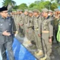 Wakil Wali Kota Padang, Maigus Nasir memeriksa pasukan saat Apel Gelar Pasukan dalam rangka persiapan menyambut Ramadan 1447 H di Lapangan Mako Satpol PP Kota Padang, Jumat (13/2/2026) pagi. (Foto: Prokopim Padang)