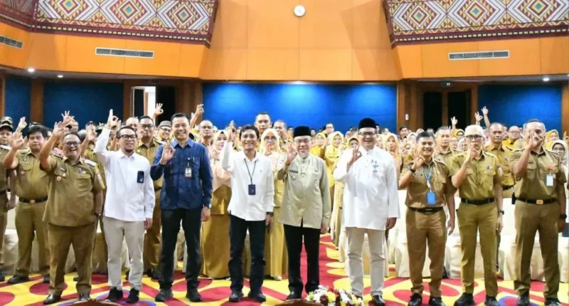 Wakil Wali Kota Padang, Maigus Nasir dalam Rakor Persiapan GPM yang diikuti camat dan lurah se-Kota Padang di Aula Anggun Nan Tongga Kantor Perwakilan BI Sumbar, Senin (23/2/2026). (Foto: Prokopim Padang)