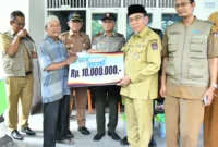 Wakil Wali Kota Padang Maigus Nasir menyalurkan BSTT kepada korban kebakaran di Jalan Jati Adabiah No. 42 RT 01 RW 07, Kelurahan Jati, Kecamatan Padang Timur, Senin (9/2/2026). (Foto: Prokopim Padang)