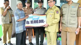 Wakil Wali Kota Padang Maigus Nasir menyalurkan BSTT kepada korban kebakaran di Jalan Jati Adabiah No. 42 RT 01 RW 07, Kelurahan Jati, Kecamatan Padang Timur, Senin (9/2/2026). (Foto: Prokopim Padang)