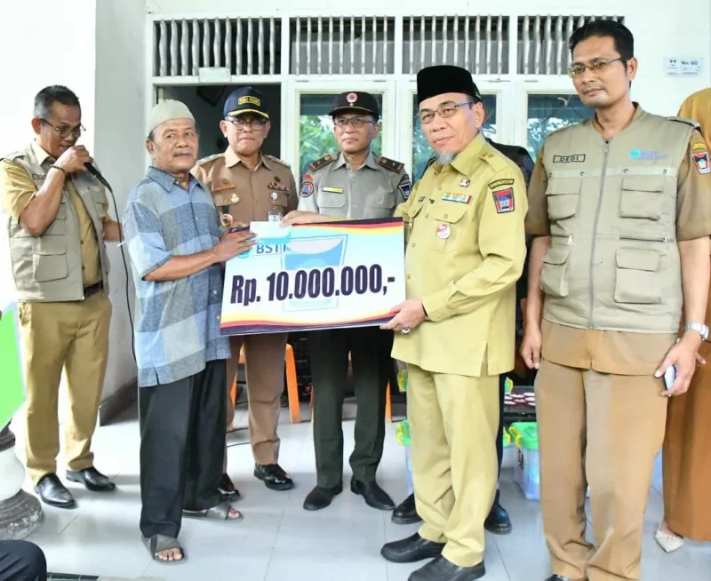 Wakil Wali Kota Padang Maigus Nasir menyalurkan BSTT kepada korban kebakaran di Jalan Jati Adabiah No. 42 RT 01 RW 07, Kelurahan Jati, Kecamatan Padang Timur, Senin (9/2/2026). (Foto: Prokopim Padang)