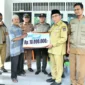 Wakil Wali Kota Padang Maigus Nasir menyalurkan BSTT kepada korban kebakaran di Jalan Jati Adabiah No. 42 RT 01 RW 07, Kelurahan Jati, Kecamatan Padang Timur, Senin (9/2/2026). (Foto: Prokopim Padang)