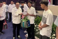 Wakil Sekretaris Jenderal APKASI yang juga Bupati Tanah Datar, Eka Putra menyerahkan santunan kepada anak yatim. (Foto: Prokopim Tanah Datar)