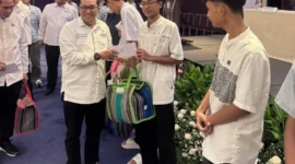 Wakil Sekretaris Jenderal APKASI yang juga Bupati Tanah Datar, Eka Putra menyerahkan santunan kepada anak yatim. (Foto: Prokopim Tanah Datar)