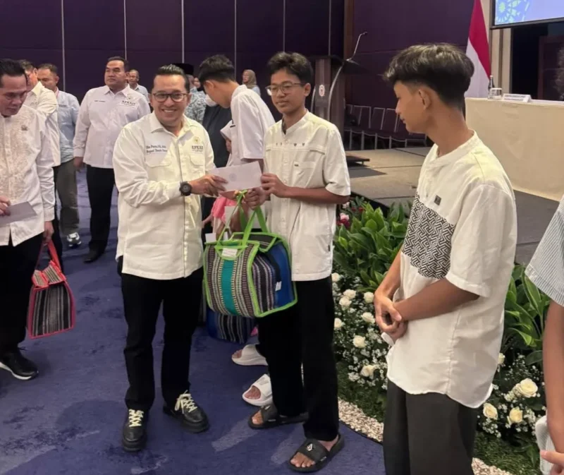 Wakil Sekretaris Jenderal APKASI yang juga Bupati Tanah Datar, Eka Putra menyerahkan santunan kepada anak yatim. (Foto: Prokopim Tanah Datar)
