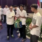Wakil Sekretaris Jenderal APKASI yang juga Bupati Tanah Datar, Eka Putra menyerahkan santunan kepada anak yatim. (Foto: Prokopim Tanah Datar)