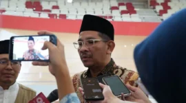 Direktur Jenderal Bimas Islam Kemenag RI, Abu Rokhmad didampingi Direktur Pemberdayaan Zakat dan Wakaf Kemenag, Waryono Abdul Ghafur memberikan keterangan pers, Kamis (12/3/2026). (Foto: Kemenag)